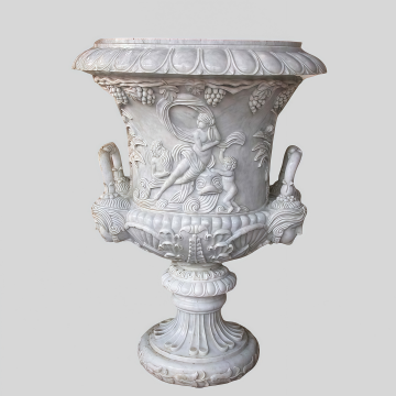 Vaso in Marmo Bianco con Decorazioni Mitologiche e Maniglie