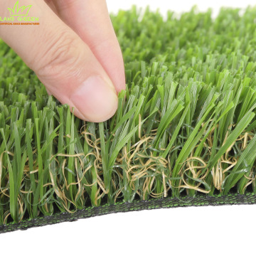 Синтетический газон из искусственной травы для ландшафтного дизайна сада.