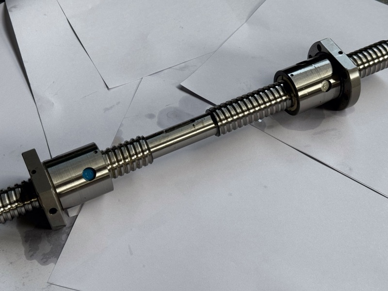 Left and right rotary integrated ball screw