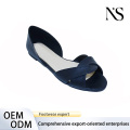 Sandalias planas negras elegantes para mujer