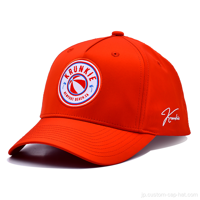 赤いポリエステル野球帽
