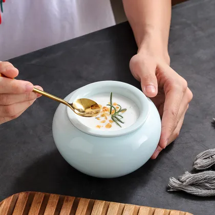 Ceramic Stew Pot with Steaming Jiajia Soup