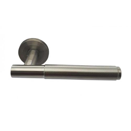 Sus304 hindi kinakalawang na asero lever hawakan na may linya ng S sa handle bar, satin finish. Kasama sina Rosette at Escutcheon.