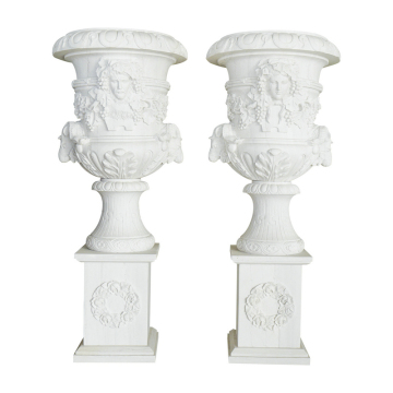 ​​ ​Vasi di Design Bianchi con Base Quadrata e Bassorilievi Floreali