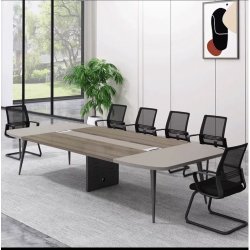 Mesa de conferência com estrutura metálica