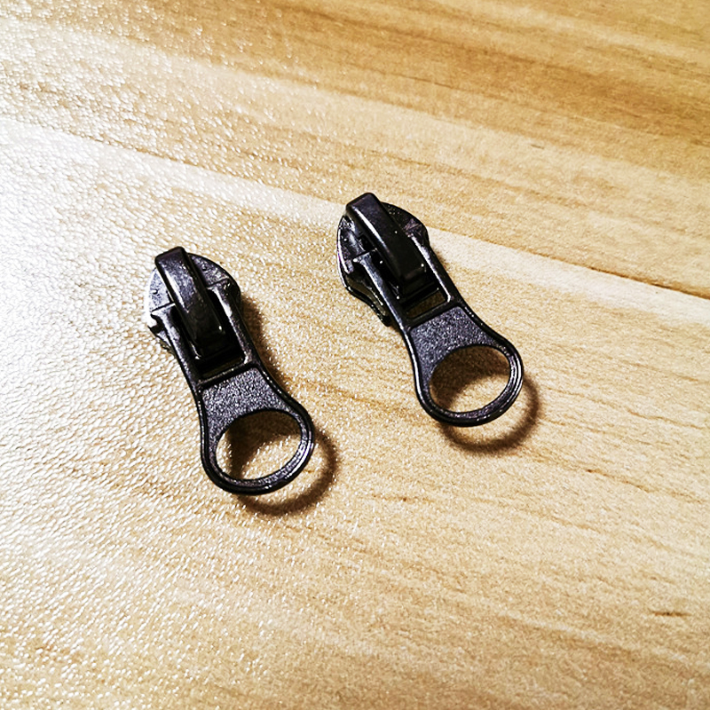 Luggage zipper head