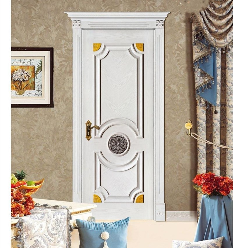 Puerta moldeada con imprimación blanca interior con flor tallada