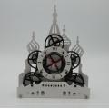 Red Square Gear Clock auf dem Tisch