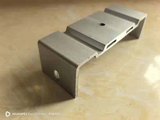 Anodized aluminum alloy support in BIPV