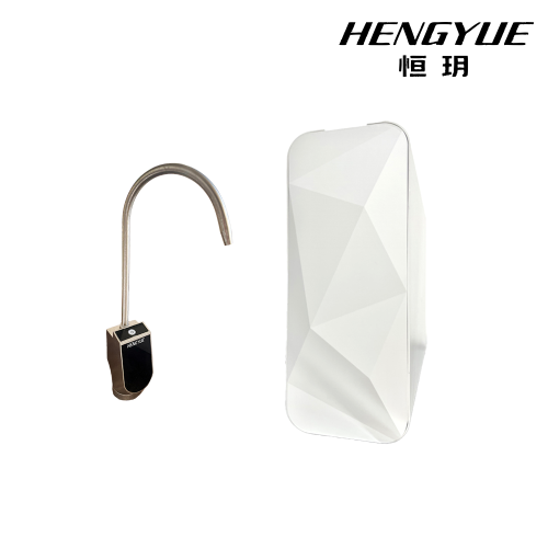 Elegante sistema de filtración de agua para el hogar blanco