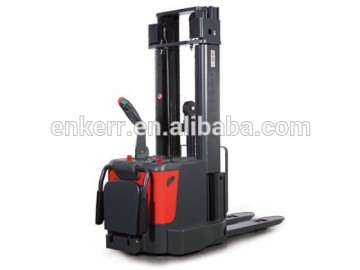 High capacity of 3300lbs electric stacker