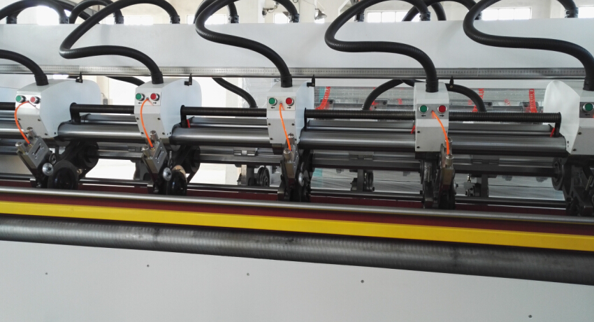 Automatic electric adjustment slitter scorer machine
