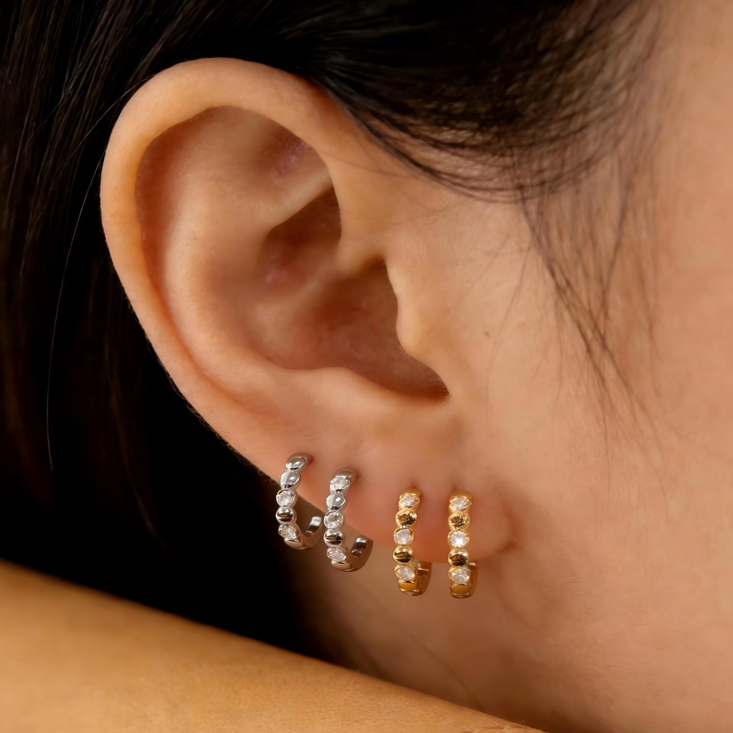 Model memakai anting-anting stud berlian makmal gelembung emas 14k
