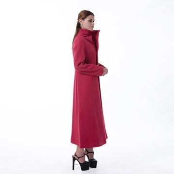 Soprabito lungo in cashmere rosso con collo alla moda