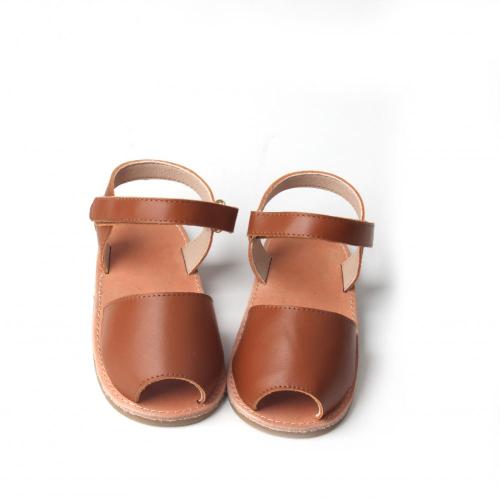 Sandalias cómodas para niña de diseño simple