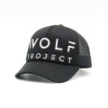 Black Foam Trucker Hat med brodert logo