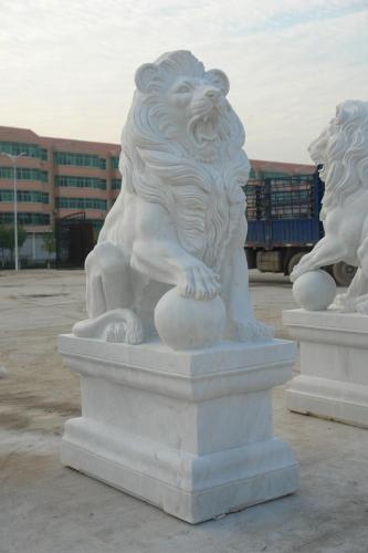 Naturlig storlek står vita marmor lejon skulptur