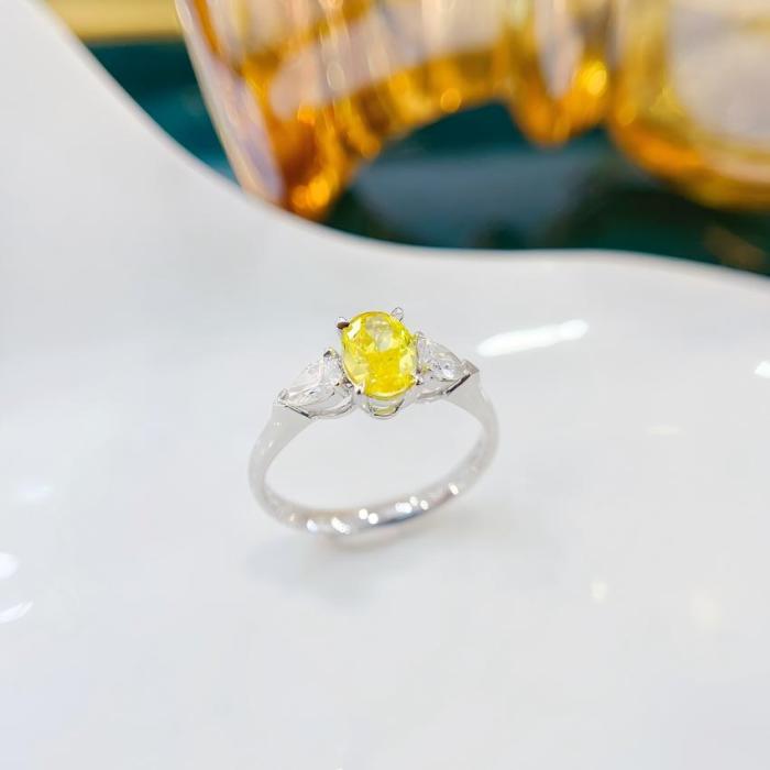 Anillo compacto de tres piedras con diamantes de laboratorio amarillos de 0,71 quilates