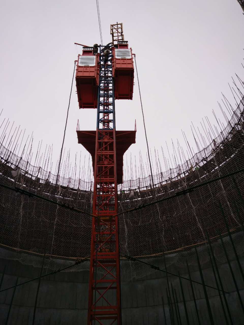 Construction Hoist equipment for lifting with chimney type