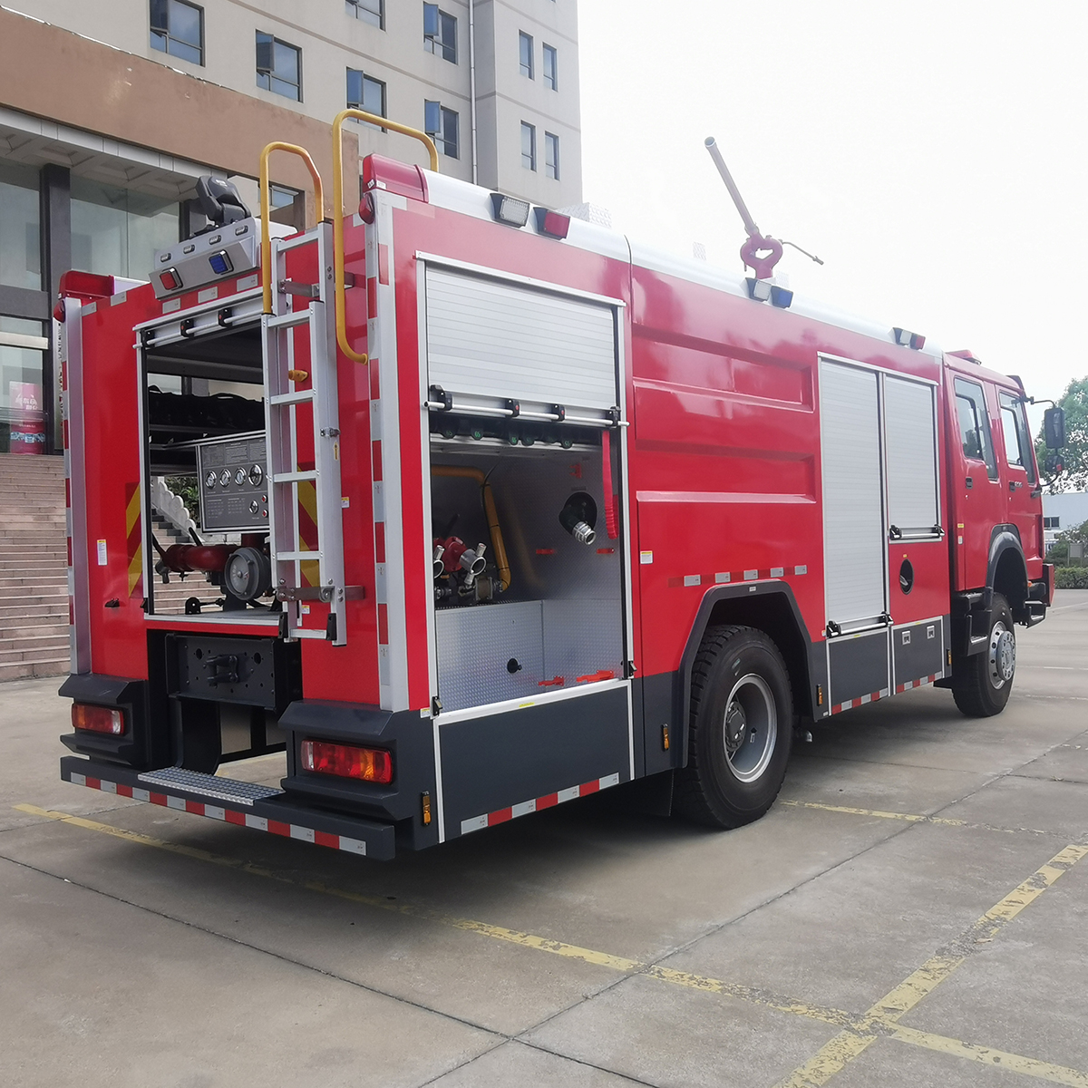 HOWO 4X4 RHD water foam fire fighting truck