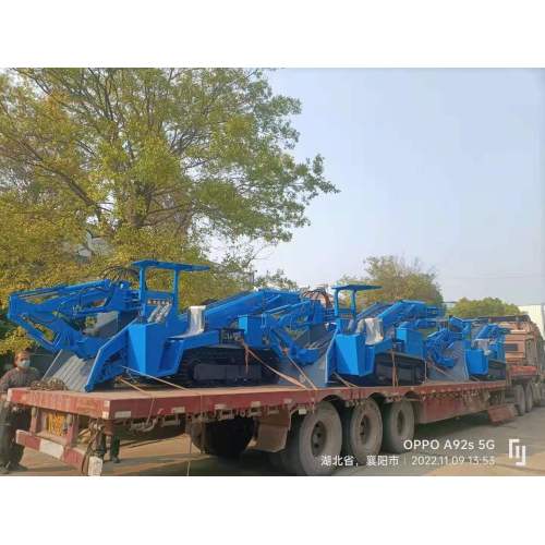 Сложите гусеничный ремень, засыпанный погрузчиком