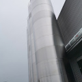 Grandes silos de almacenamiento de materia prima al aire libre
