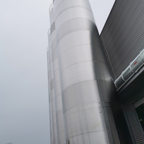 Silo penyimpanan luar ruangan industri besar untuk pelet plastik