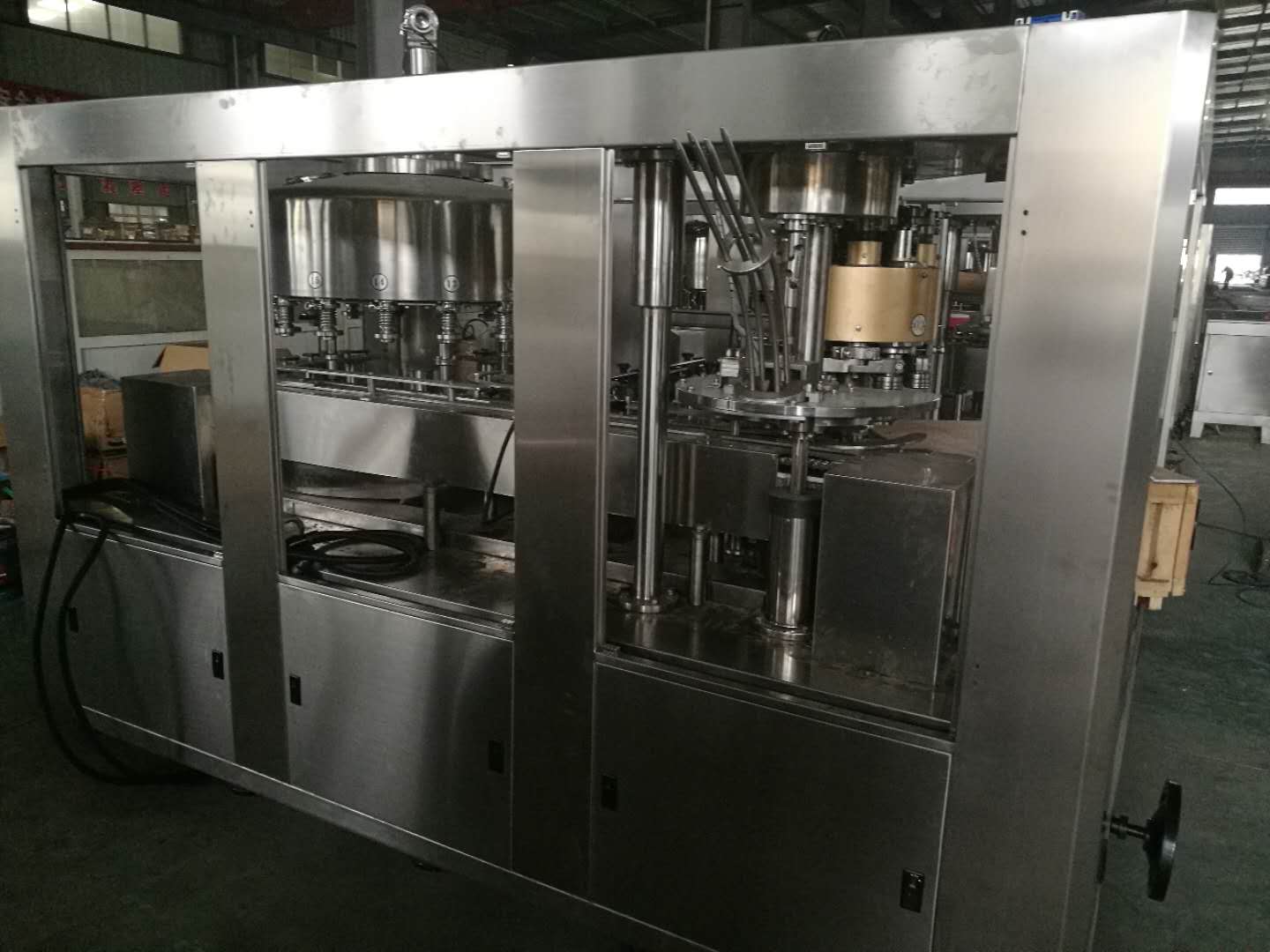 Máquina llenadora y selladora para latas de aluminio