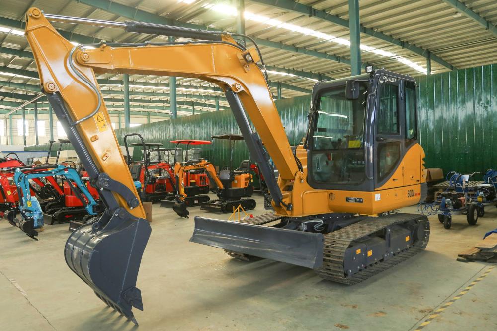 Excavador de 6 toneladas con accesorios en venta