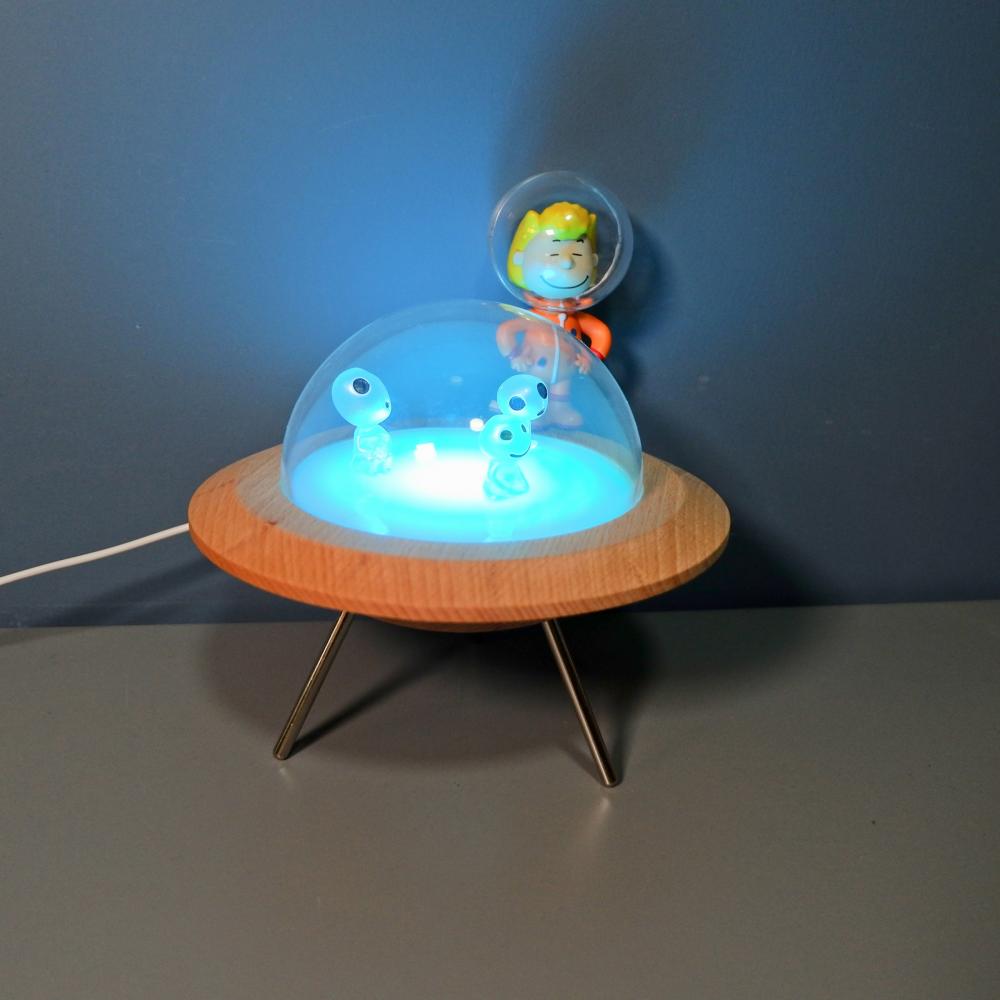 RGB Wooden UFO Night Light مع الأجانب