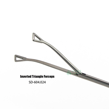Pince thoracoscopique triangulaire inversée pour un accès chirurgical