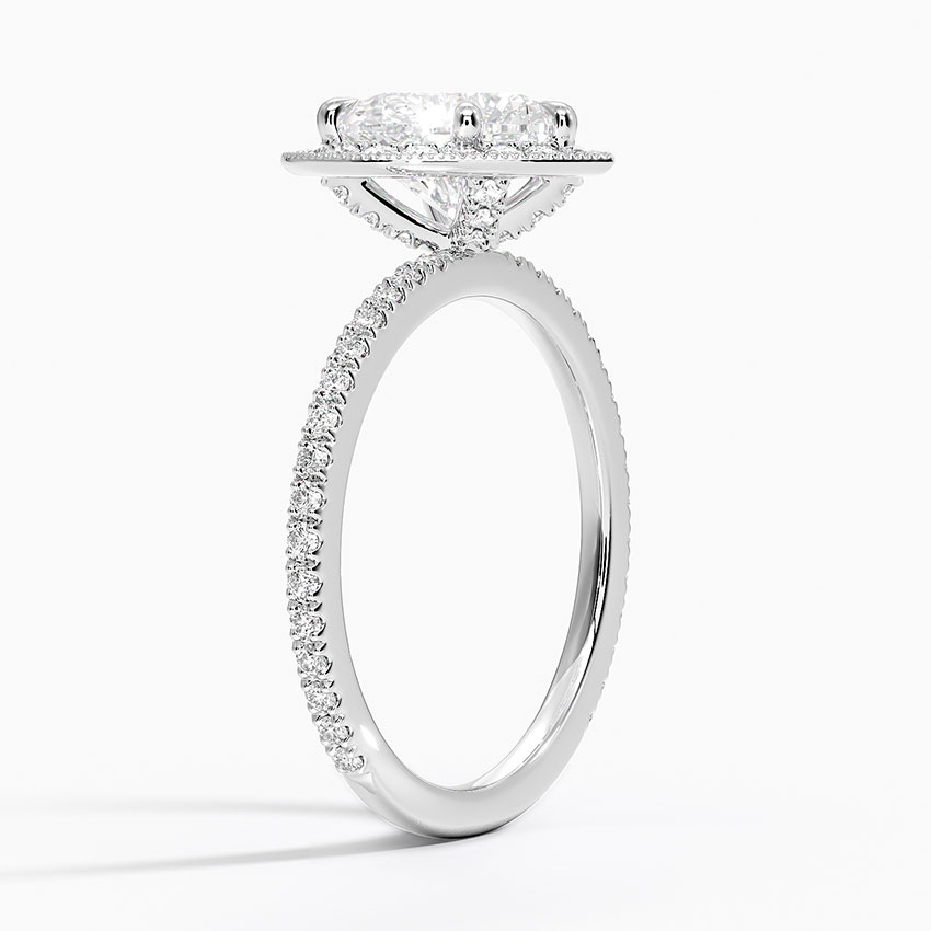 Side Profile ng Heart Halo Diamond Engagement Ring na Ipinapakita ang Setting ng Basket