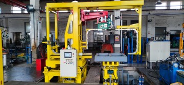 Self-driven plate baler machine