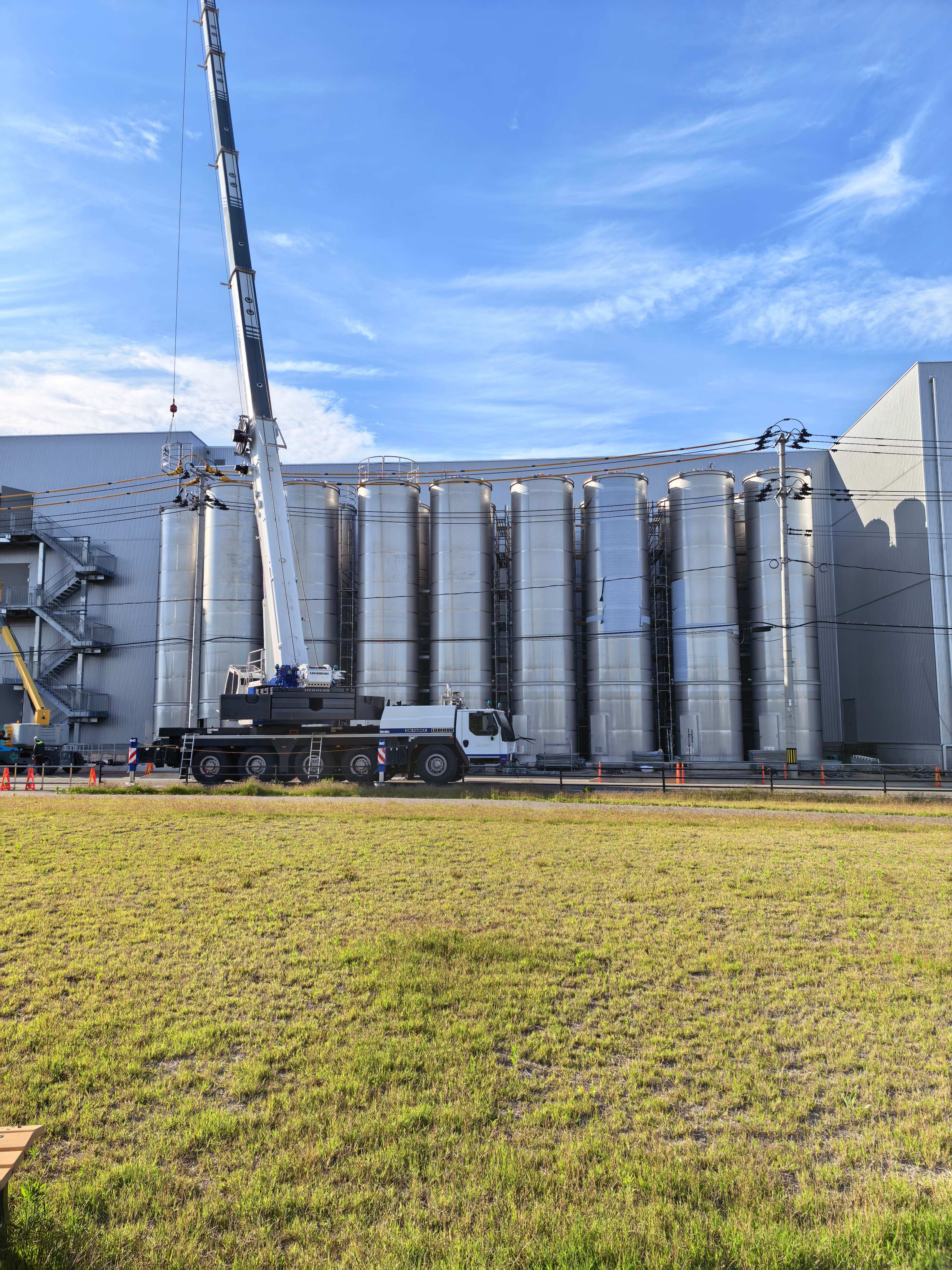 Capacity silo for industrial raw material storage