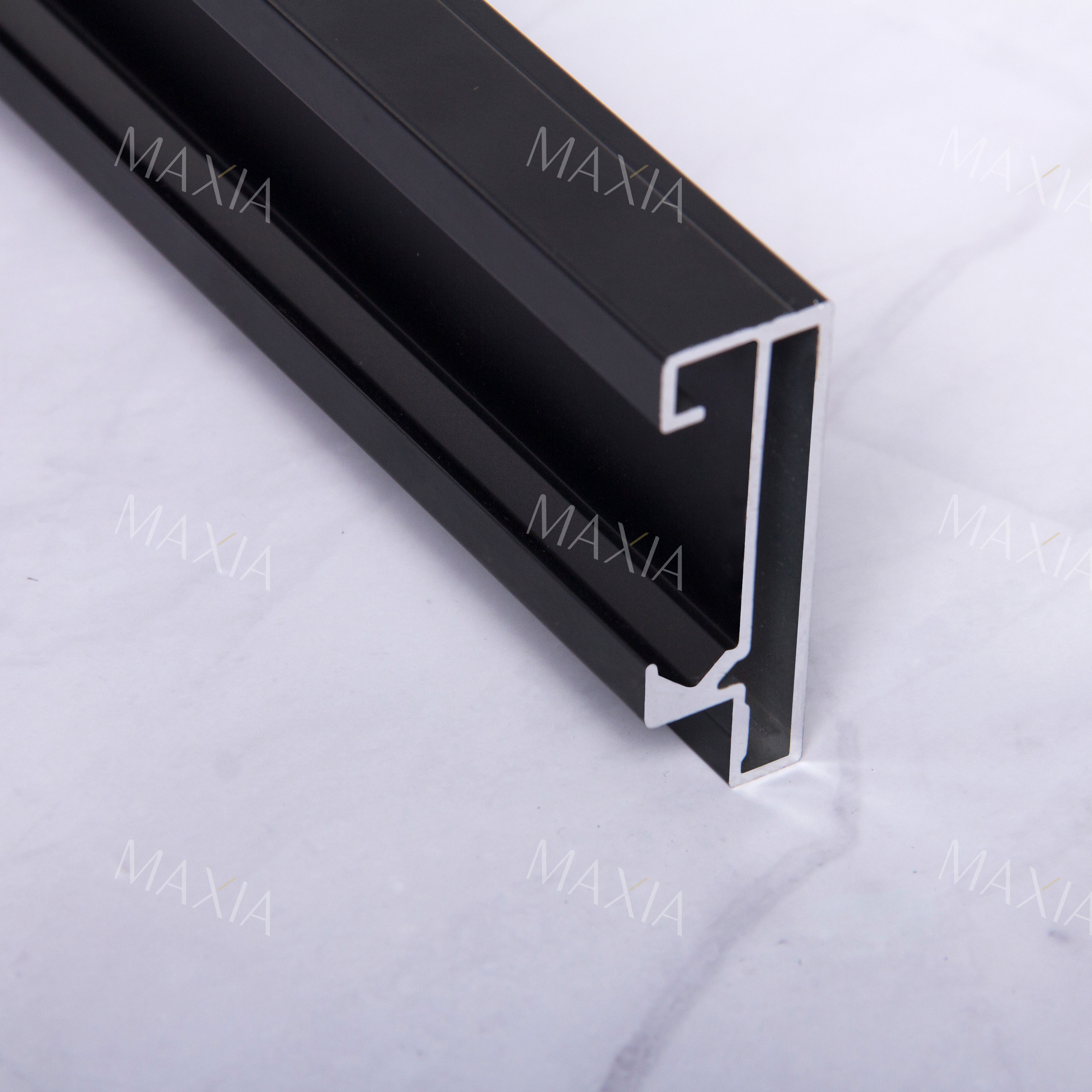 Один фиксированный и один подвижный экран для раздвижного душа