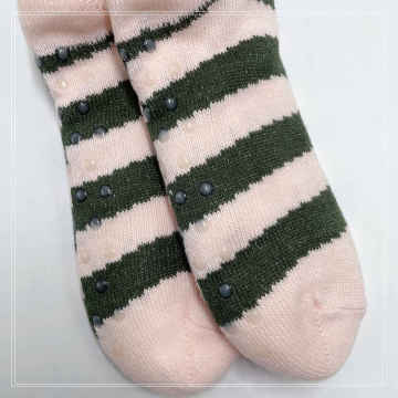 Оптовые женщины нечеткие носки с тапочкой