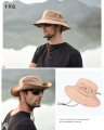 Homens ao ar livre escalando chapéu de sol grande borda respirável