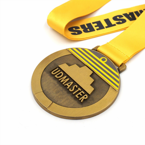 Brugerdefineret gul emalje farve hævet metal logo medalje