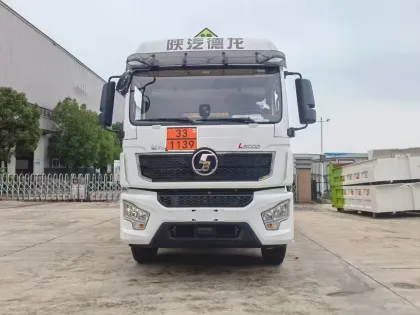 Shaanxi Automobile Delong L5000 Flammable Liquid Box Transport Vehicle