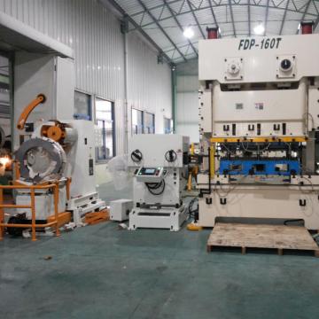 Linea di raddrizzamento e tranciatura