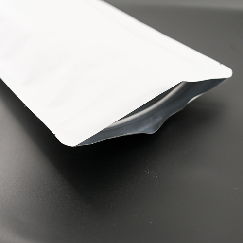 Bolsa blanca de pie para envasar snacks.