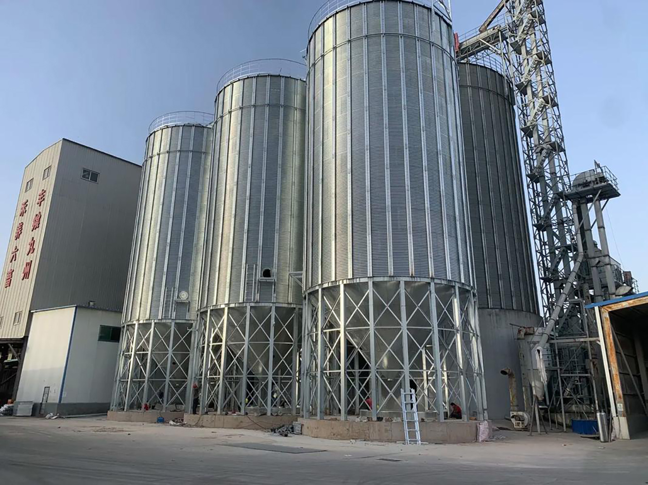 Storage and transportation of finished products for the cement industry