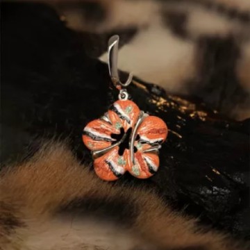 "Roaring Flower" designade örhängen applicerade