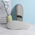 Grau VeloR Slipper mit benutzerdefiniertem gestickten Logo