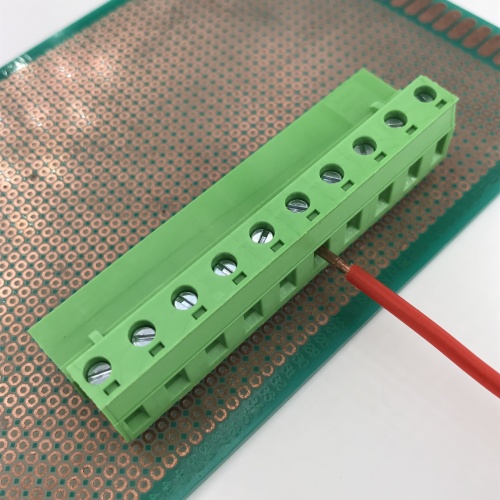 10 voies connectent le bornier enfichable au pas de 7,62 mm