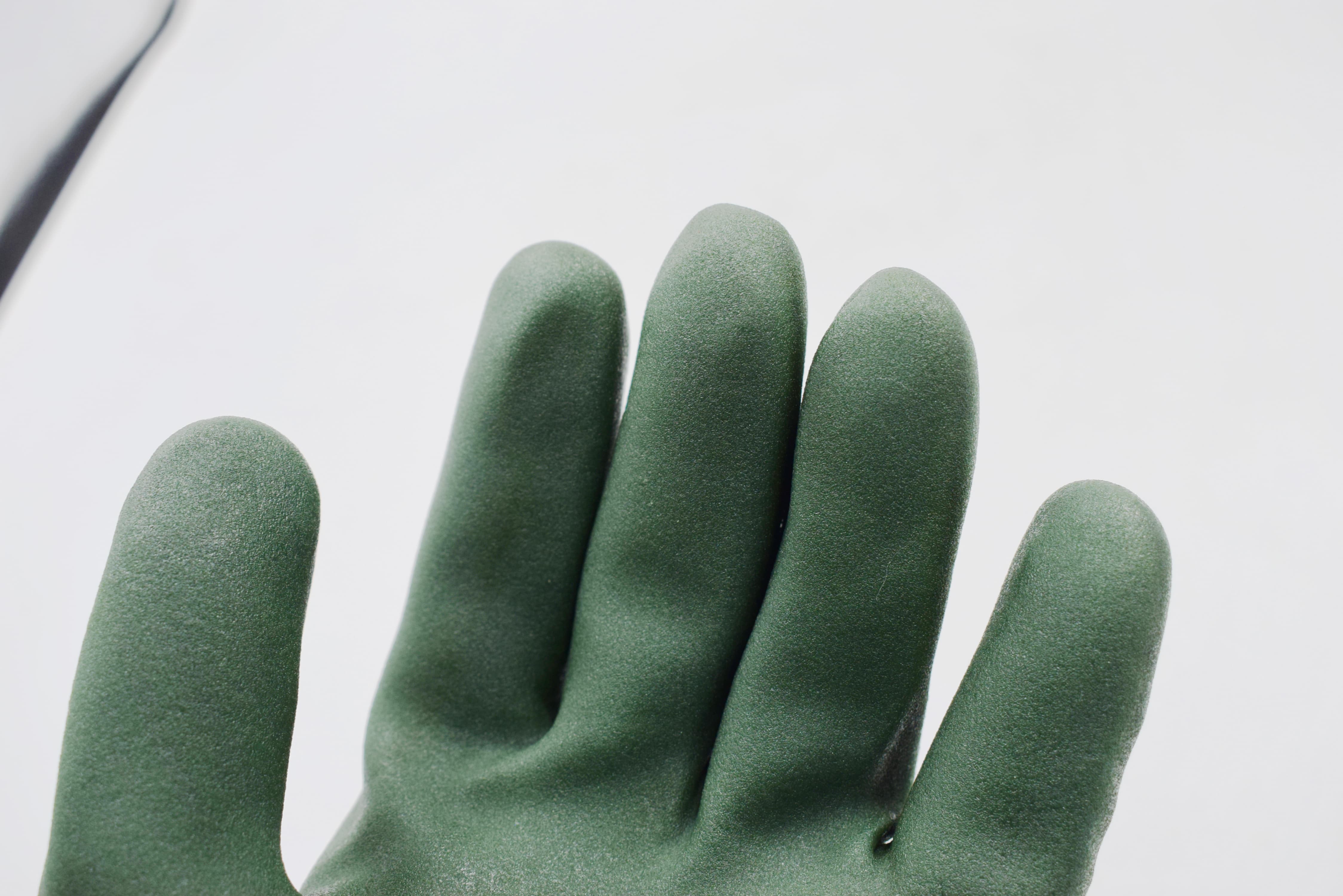 Cold and oil resistant gloves