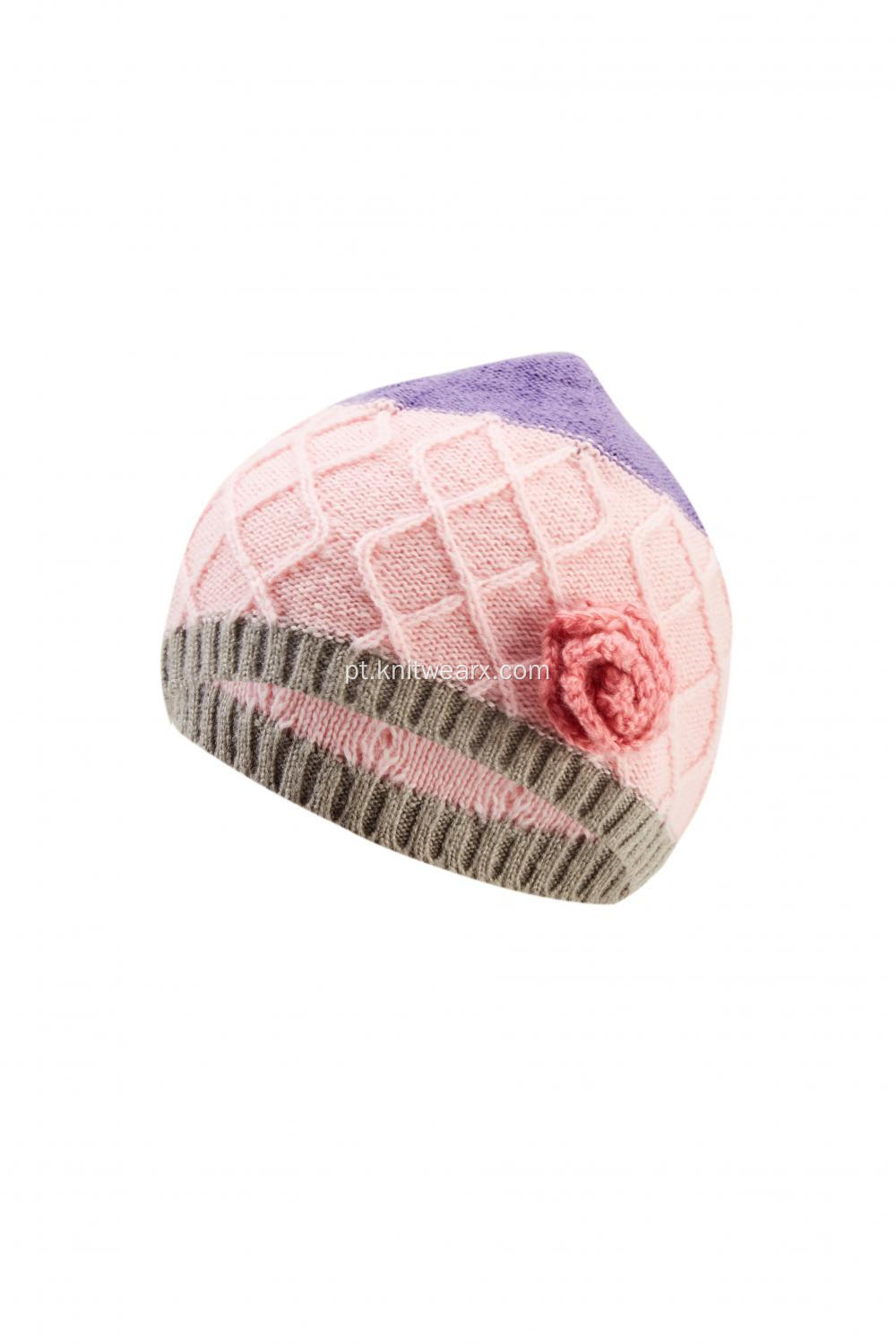 Gorro feminino de malha com padrão de diamante e flor de mão