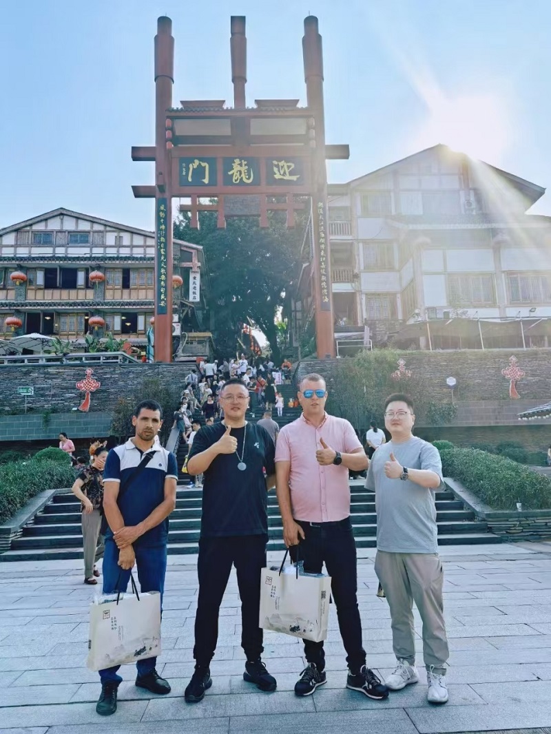 Jinyu International Trade welcomed international friends from various countries, establishing annual strategic partnerships and enjoying the beautiful scenery of the mountain city