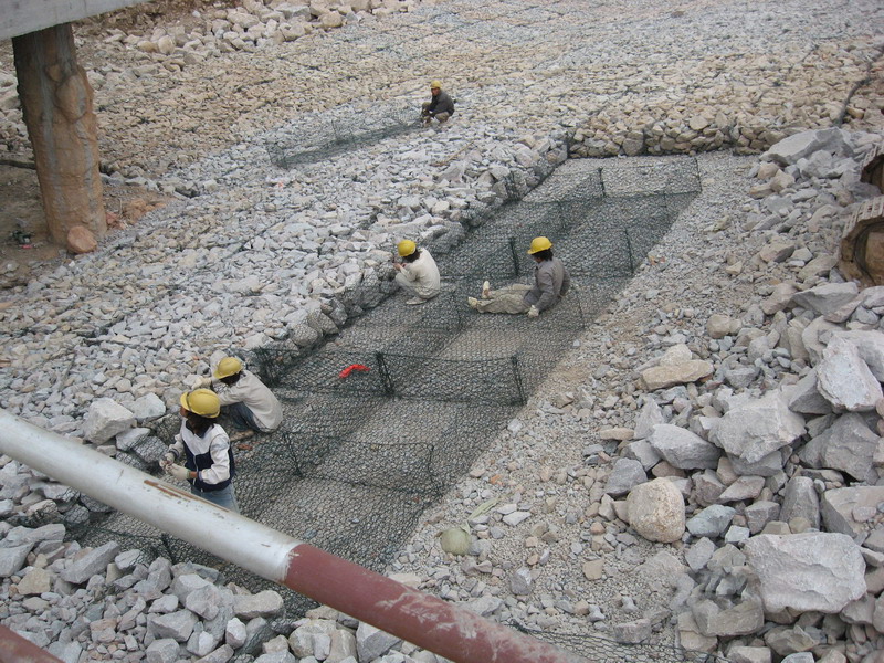 Gabion Box используется для защиты берега реки
