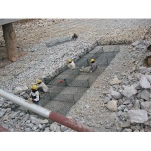 Caixa de Gabion usada para proteção do banco do rio
